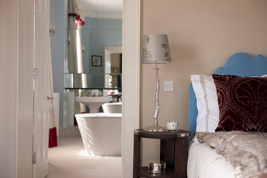 Blick durch die Schlafzimmertür zum eigenen Bad in einem Landhaus in Tiverton, Devon, England, UK