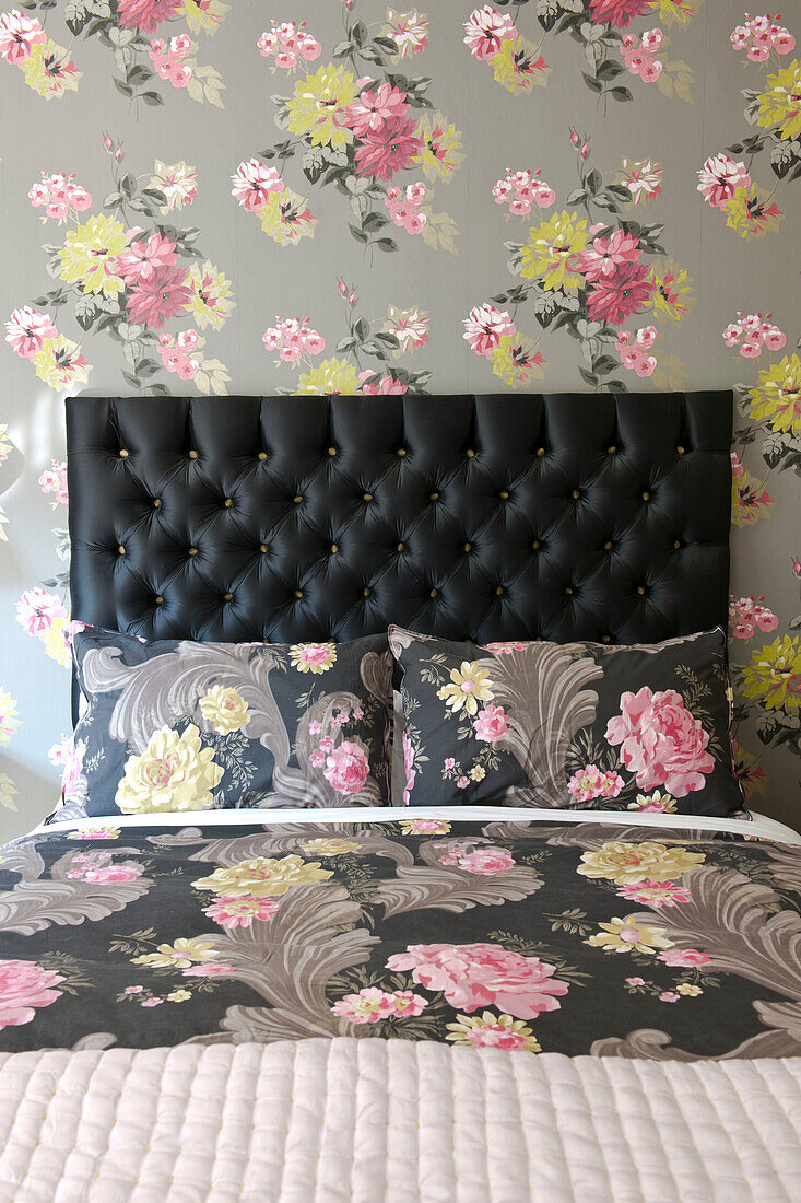 Kontrastreiche Muster im Schlafzimmer des Landhauses in Tiverton, Devon, England, UK