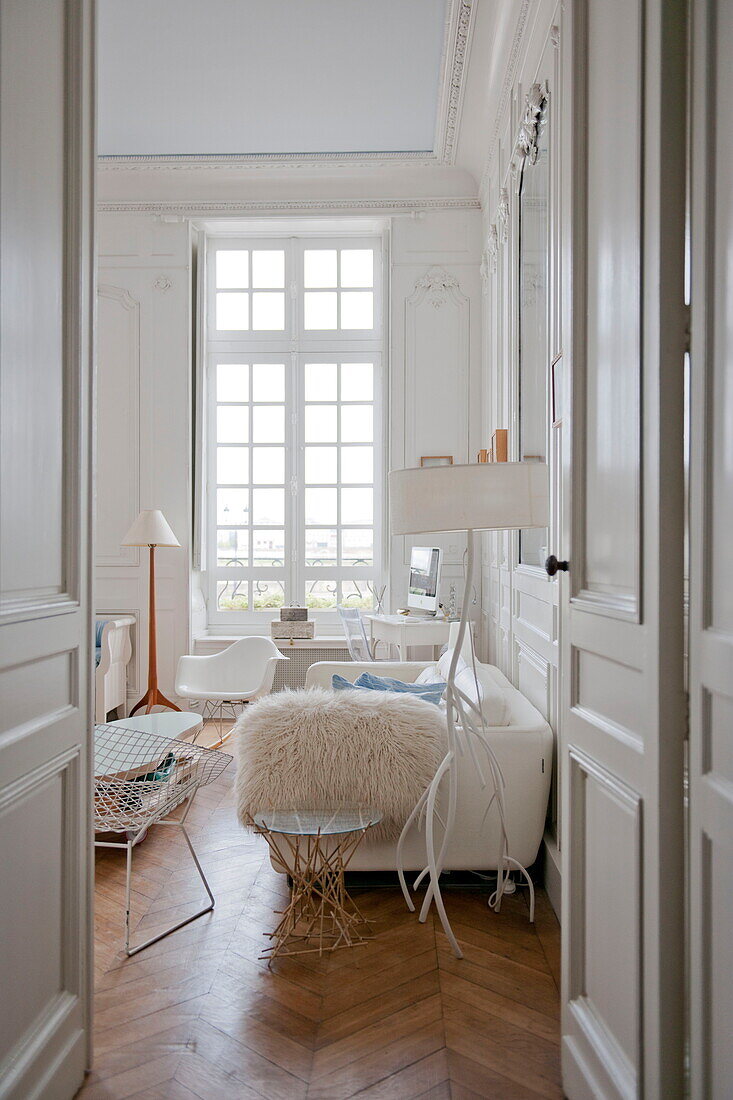 Möbel und unverkleidetes Fenster im Wohnzimmer eines Mehrfamilienhauses in Bordeaux, Aquitanien, Frankreich