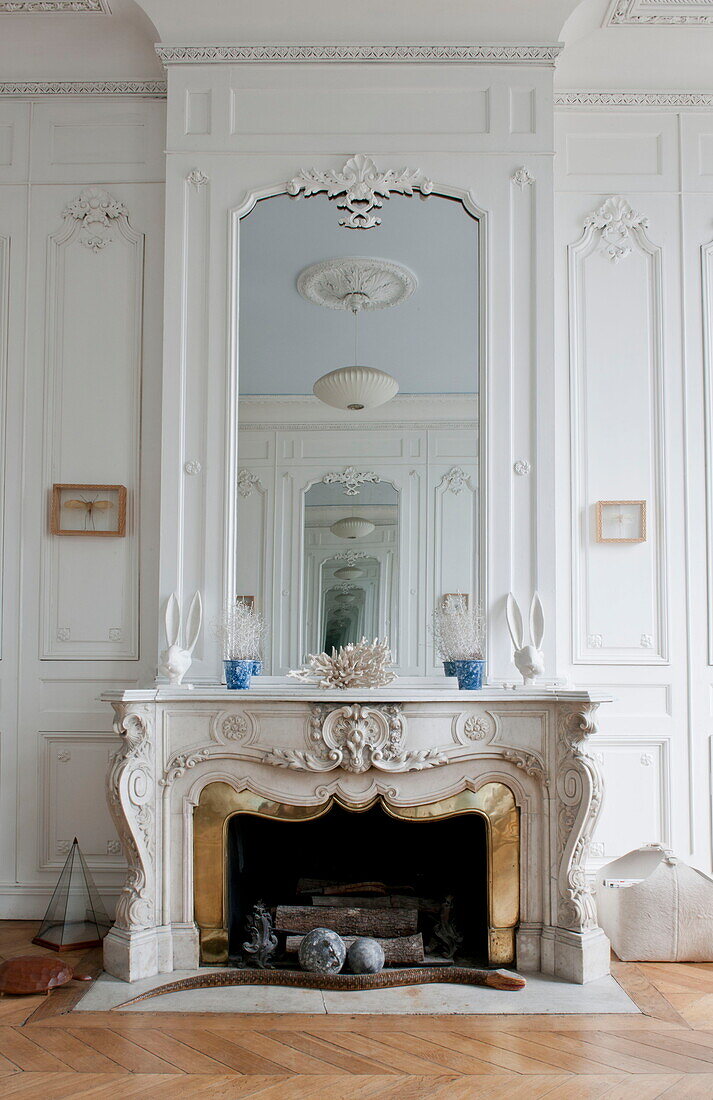 Spiegel über Kamin in historischem Wohnhaus in Bordeaux, Aquitanien, Frankreich