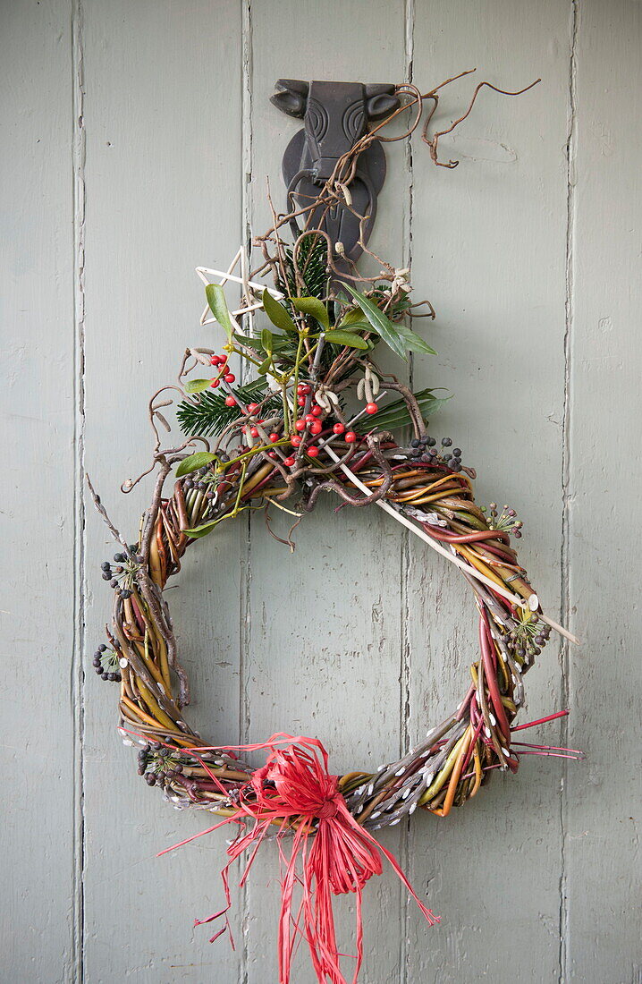 Weihnachtskranz hängt an der Tür des Beneden-Hauses, Kent, England, UK