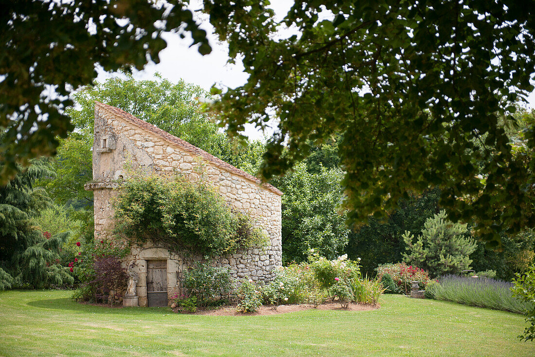 Nebengebäude aus Stein auf dem Gelände eines Bauernhauses in der Dordogne Perigueux Frankreich