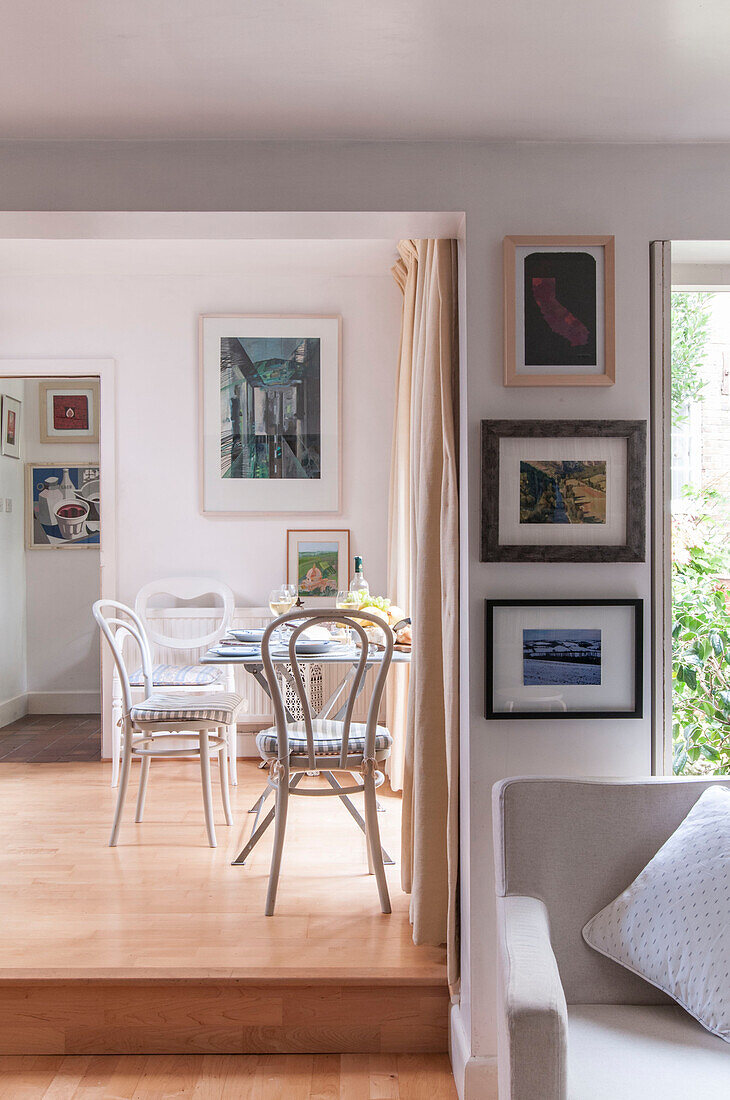 Ebenerdiges Esszimmer mit gerahmten Kunstwerken in einem Haus in Dorset, Kent, Großbritannien
