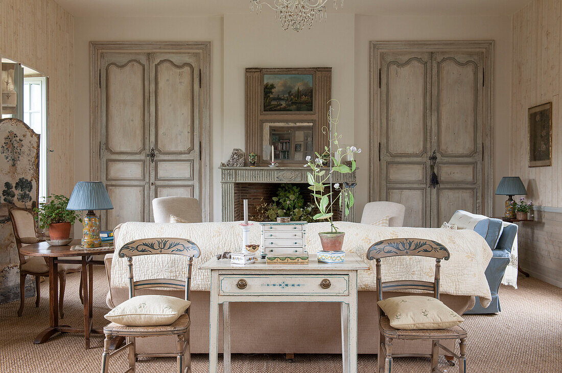 Schreibtisch und Stühle im Wohnzimmer mit Flügeltüren im Ferienhaus in der Dordogne in Perigueux Frankreich