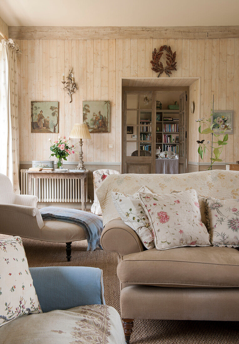 Kissen auf Sofas im Wohnzimmer des Ferienhauses in der Dordogne in Perigueux Frankreich