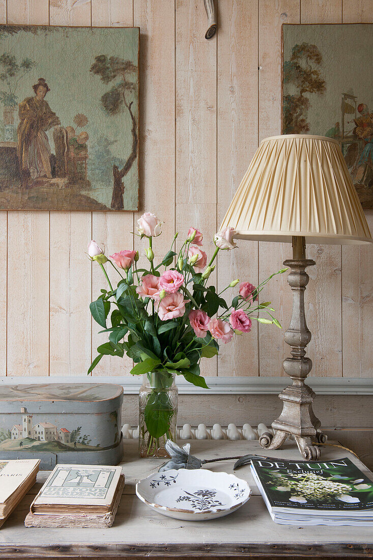 Cremefarbener Lampenschirm und geschnittene Rosen mit Kunstwerk im Landhaus in der Dordogne Perigueux Frankreich