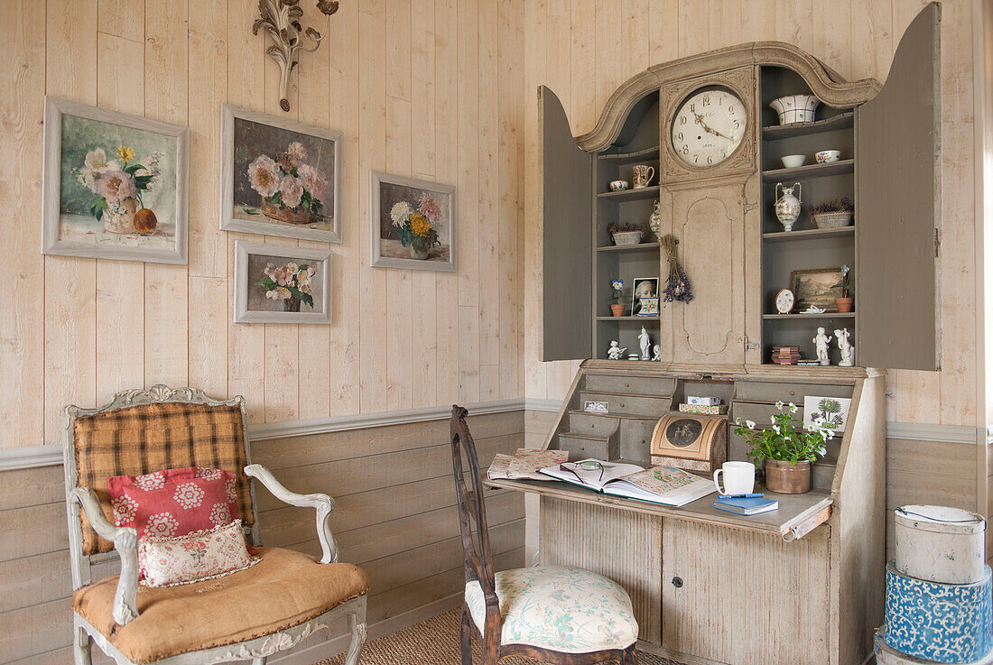 Polstersessel mit Kunstwerk und Schreibtisch im Landhaus in der Dordogne in Perigueux, Frankreich