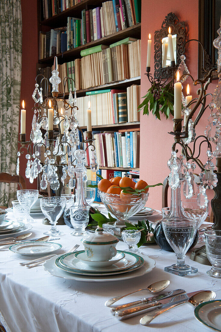 Weißes Geschirr und Tafelsilber mit Glaskandelabern in einem Londoner Haus in England UK