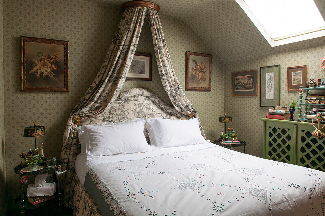 Betthimmel aus Toile de Jouy über einem Vintage-Bett in einem Londoner Haus England UK