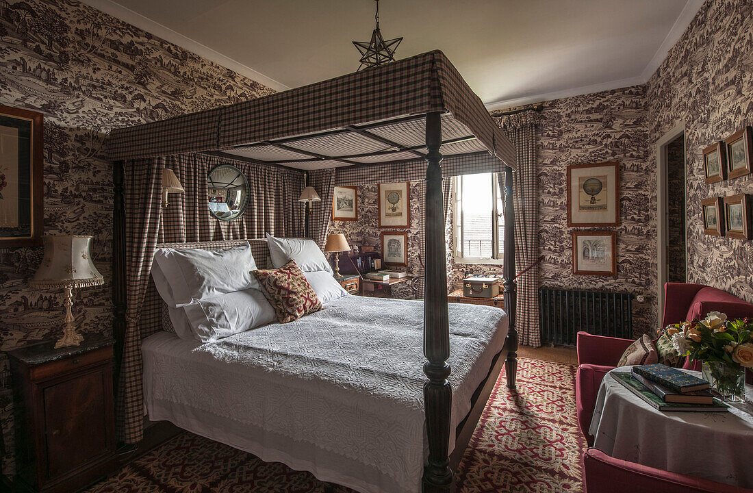 Himmelbett im tapezierten Schlafzimmer im Landhaus in der Dordogne in Frankreich