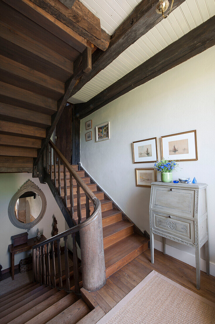 Holzgeländer und Treppe in einem Bauernhaus in der Dordogne Perigueux Frankreich