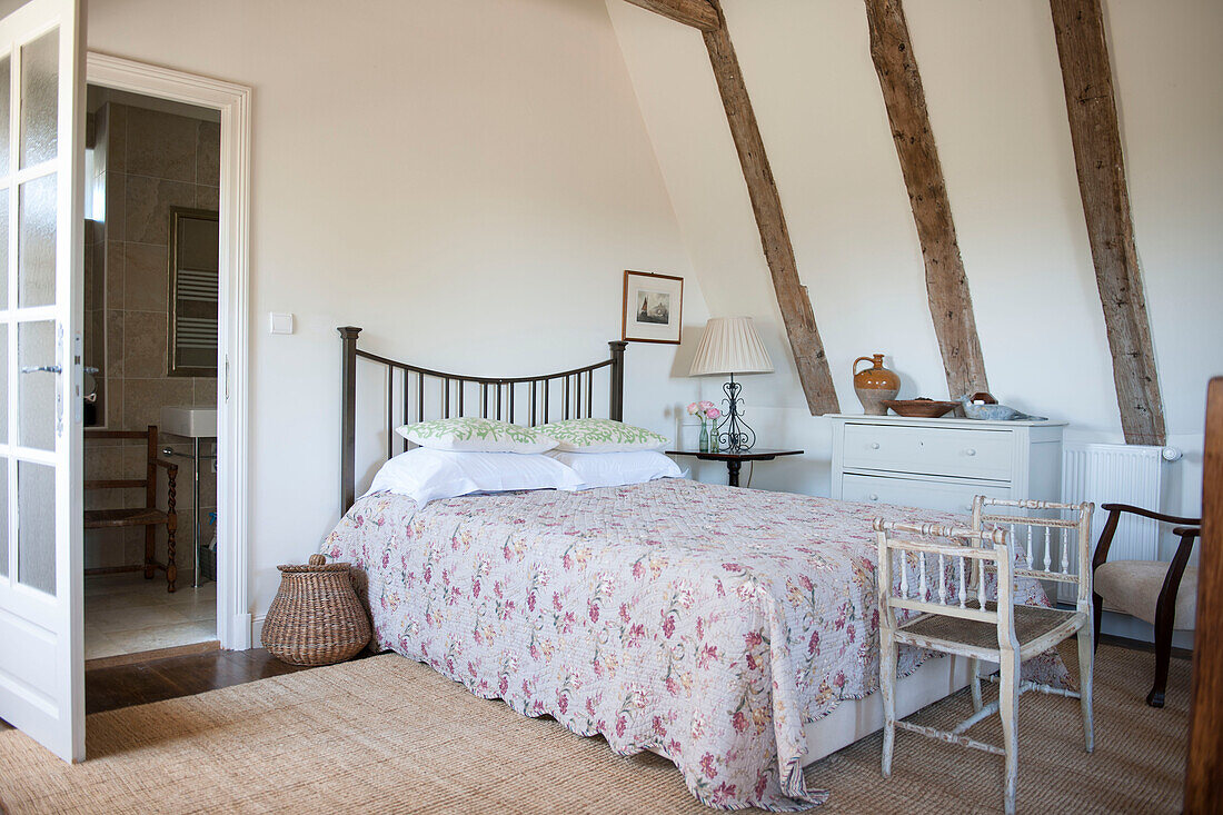 Geblümte Steppdecke auf dem Doppelbett im Fachwerkzimmer des Landhauses in der Dordogne Perigueux Frankreich