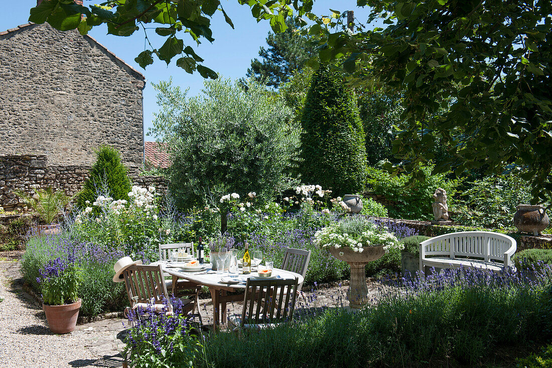 Schattiger Tisch und Stühle im Garten eines Bauernhauses in der Dordogne Perigueux Frankreich