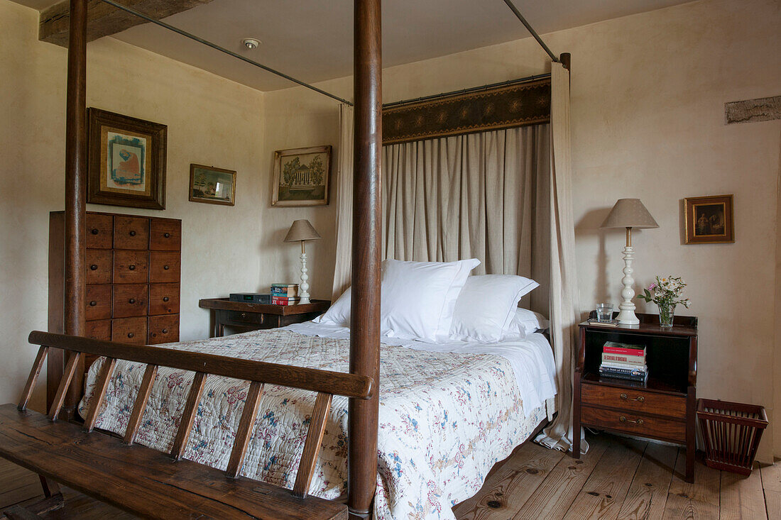 Himmelbett aus Holz in einem Bauernhaus in Lotte et Garonne, Frankreich