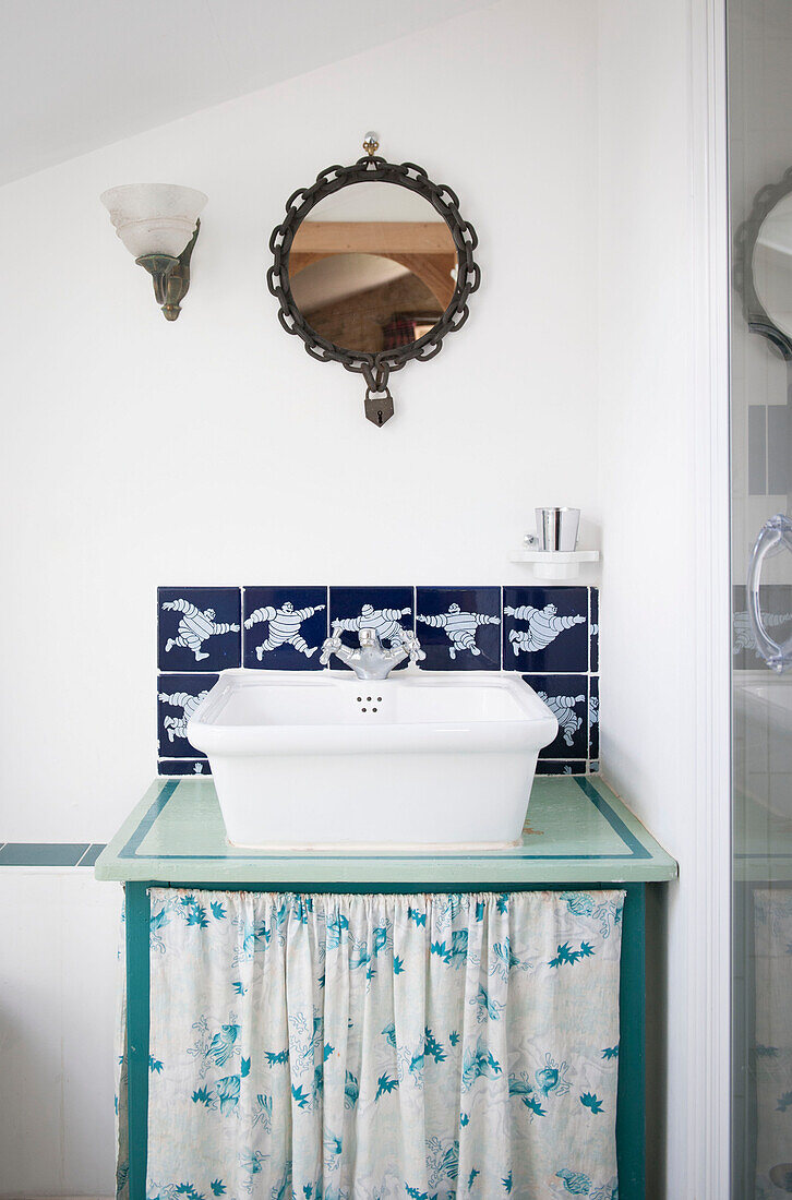 Vintage-Spiegel über dem Waschbecken in einem Bauernhaus in Lotte et Garonne, Frankreich
