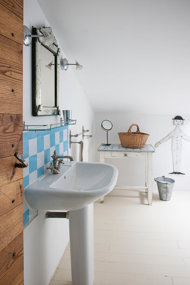 Vintage-Spiegel über dem Sockelwaschbecken im Badezimmer im Bauernhaus Lotte et Garonne in Frankreich