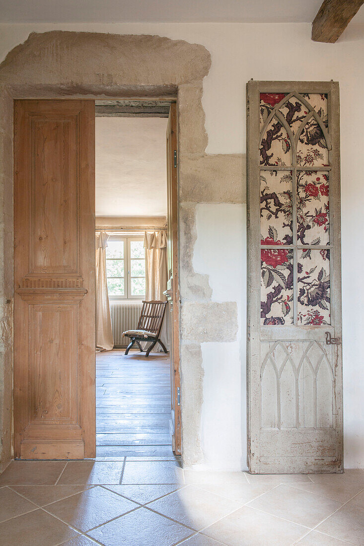 Architektonische Reste am Eingang eines Bauernhauses in Lotte et Garonne, Frankreich