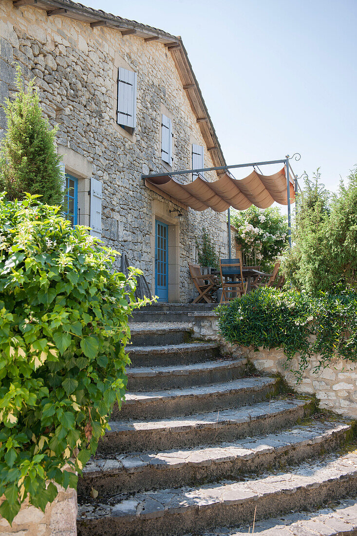 Steintreppe mit Markise über der Terrasse vor dem Bauernhaus Lotte et Garonne Frankreich