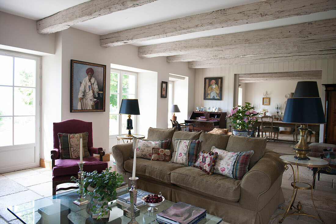 Offenes Wohnzimmer mit Balken im Landhaus in der Dordogne Perigueux Frankreich