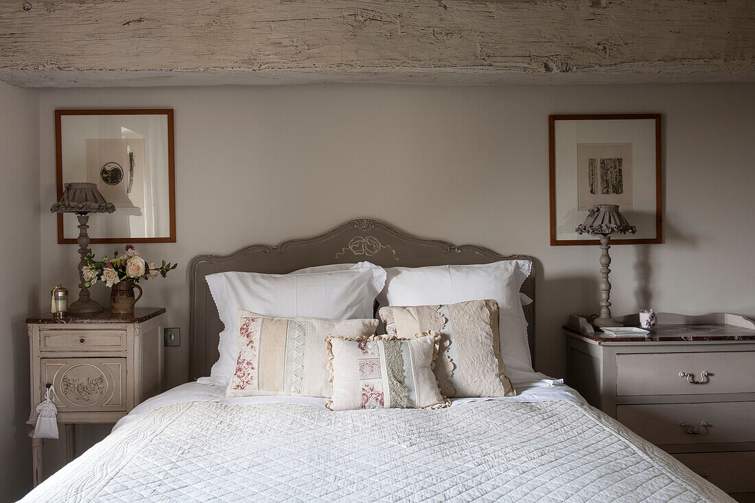 Handgefertigte Kissen auf einem Doppelbett in einem Bauernhaus mit Balken in der Dordogne Perigueux Frankreich