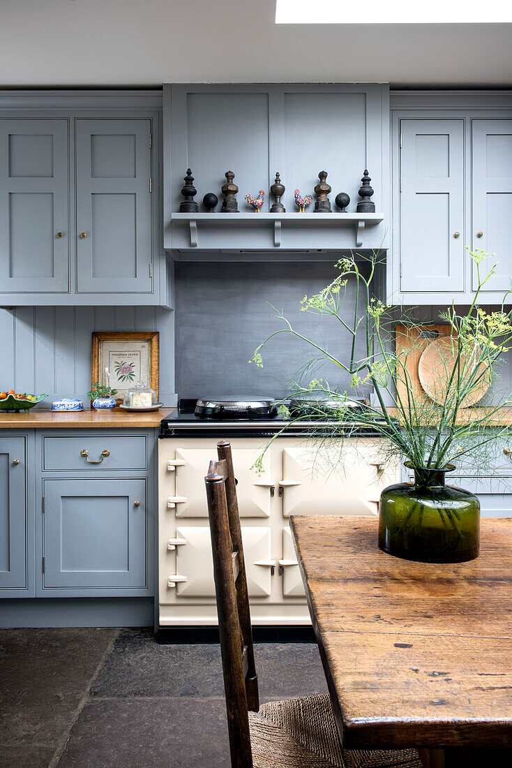 Holztisch und -stühle in hellblauer Einbauküche in einem Haus in Surrey, England, 18