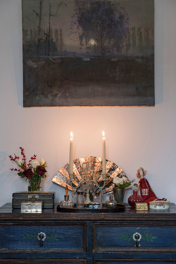 Kerzen und Schatullen mit Kunstwerken auf der Kommode in einem viktorianischen Haus im Norden Londons England UK