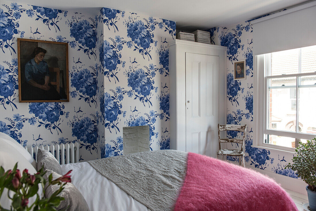 Blaue und weiße Blumentapete im Schlafzimmer eines Reihenhauses in Whitstable Kent England UK