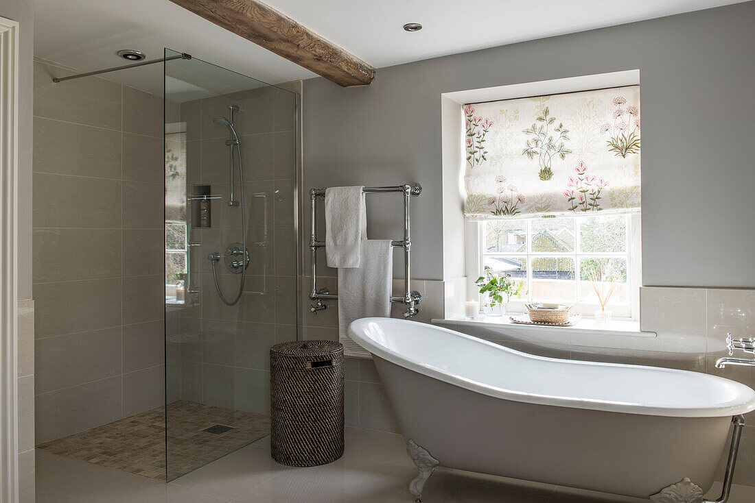 Begehbare Dusche mit freistehender Badewanne im Fenster der unter Denkmalschutz stehenden Priorei Headcorn Kent UK