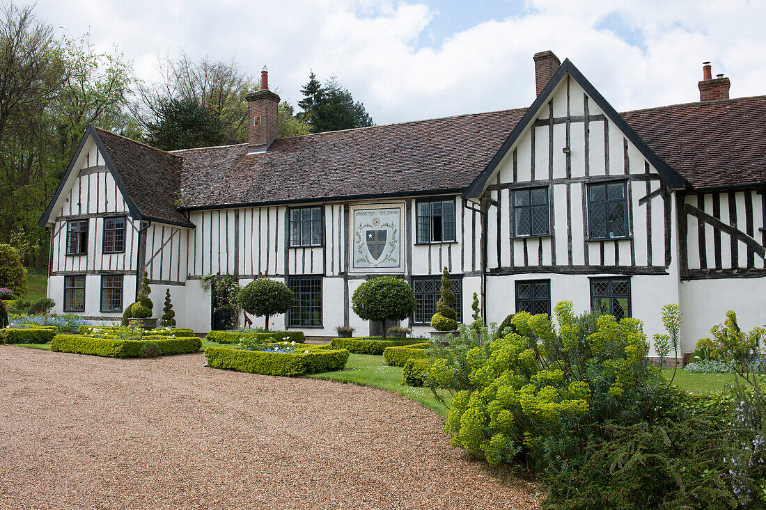 Fachwerkfassade eines Hauses in Suffolk mit Schotterauffahrt England