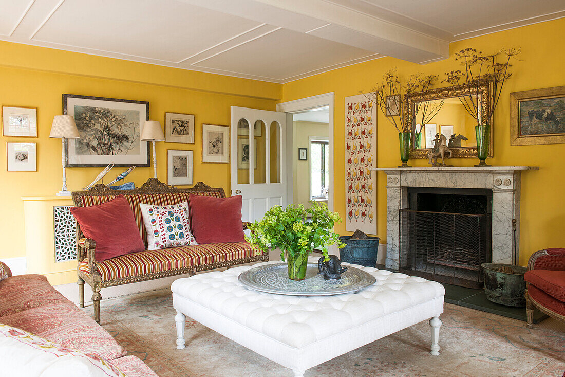 Gestreiftes Sofa mit großer Ottomane in gelbem Suffolk-Wohnzimmer England UK