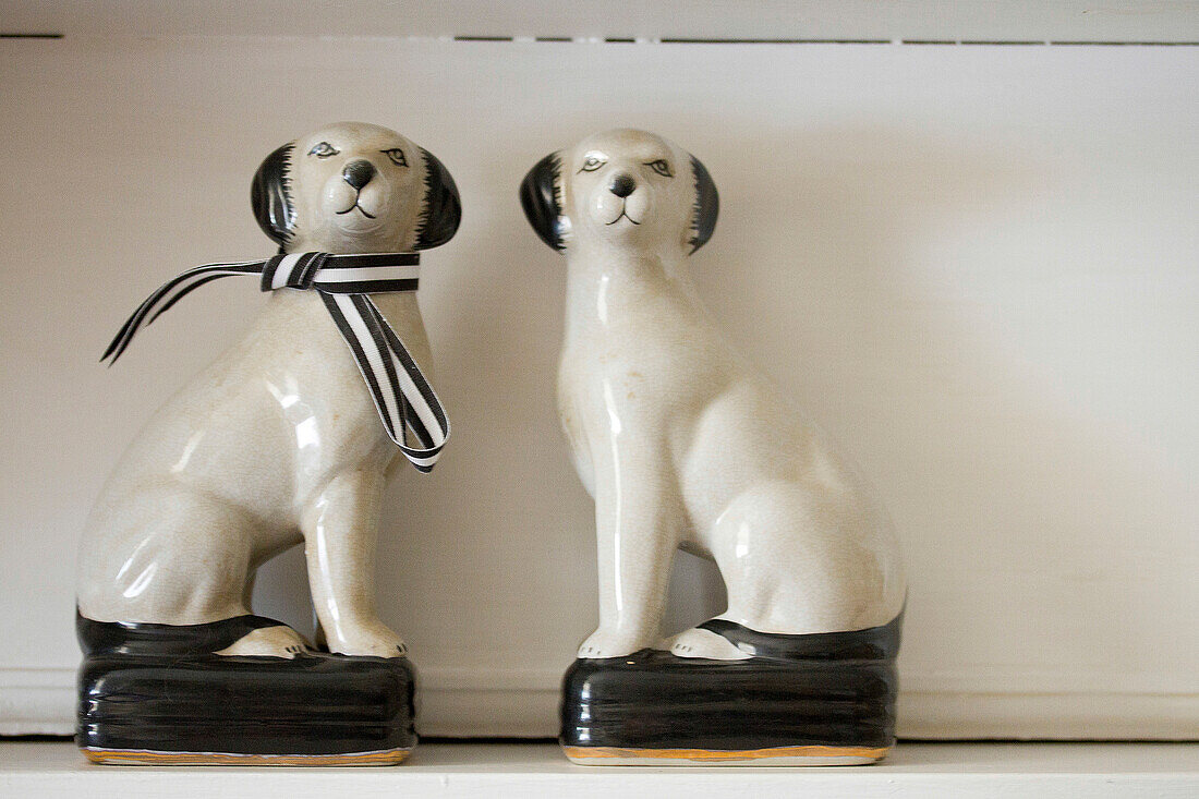 Zwei Keramikhunde auf einem Regal in einem Haus in Brighton, East Sussex, England, UK