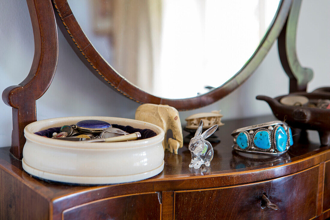 Schmuck und Ornamente auf einem Schminktisch in einem Cottage in Devon, England, Vereinigtes Königreich