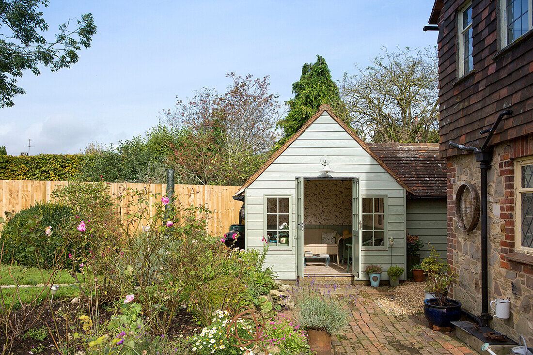 Gartenhaus im Garten eines Hauses in Amberley, West Sussex UK