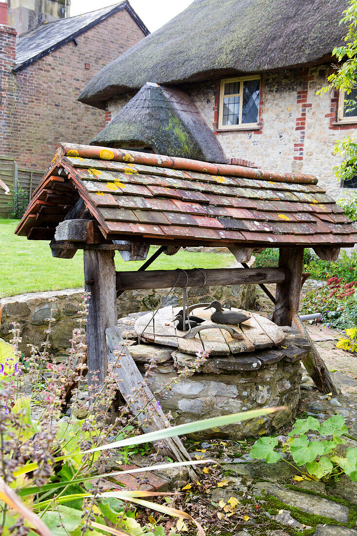 Gefliester Brunnen im Garten von Amberley, West Sussex UK