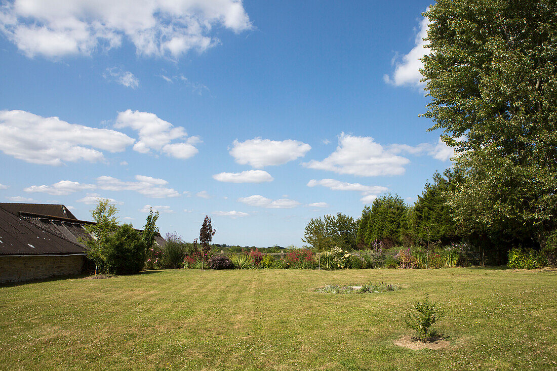 Garten mit Rasen und bewölktem Himmel in Petworth, West Sussex, Kent