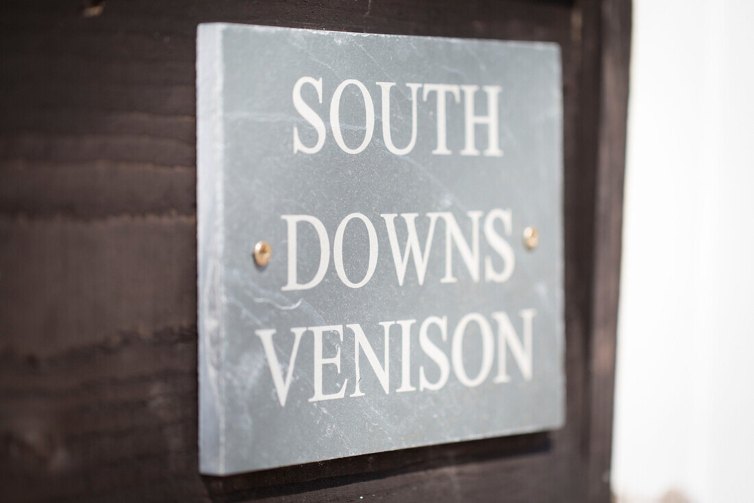 Schild 'South Downs venison' in Petworth West Sussex Kent