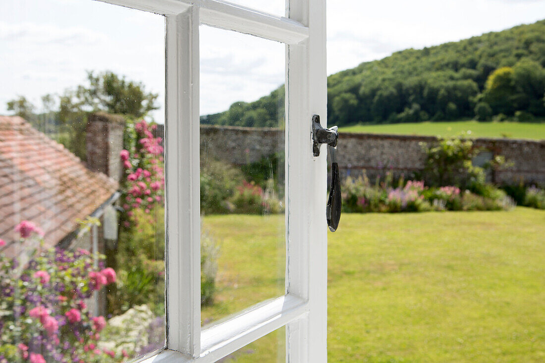 Blick auf den Rasen aus dem offenen Fenster eines Bauernhauses in Petworth, West Sussex, Kent