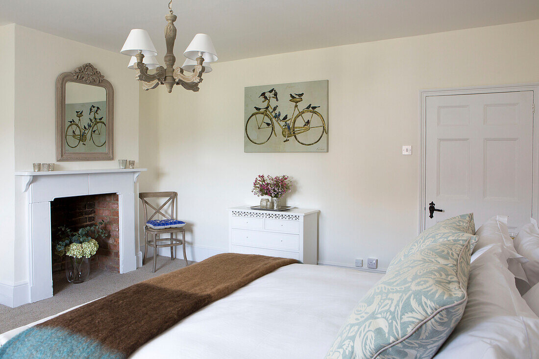 Braune Decke auf Doppelbett mit Fahrradkunstwerk im Spiegel Petworth Farmhaus West Sussex Kent