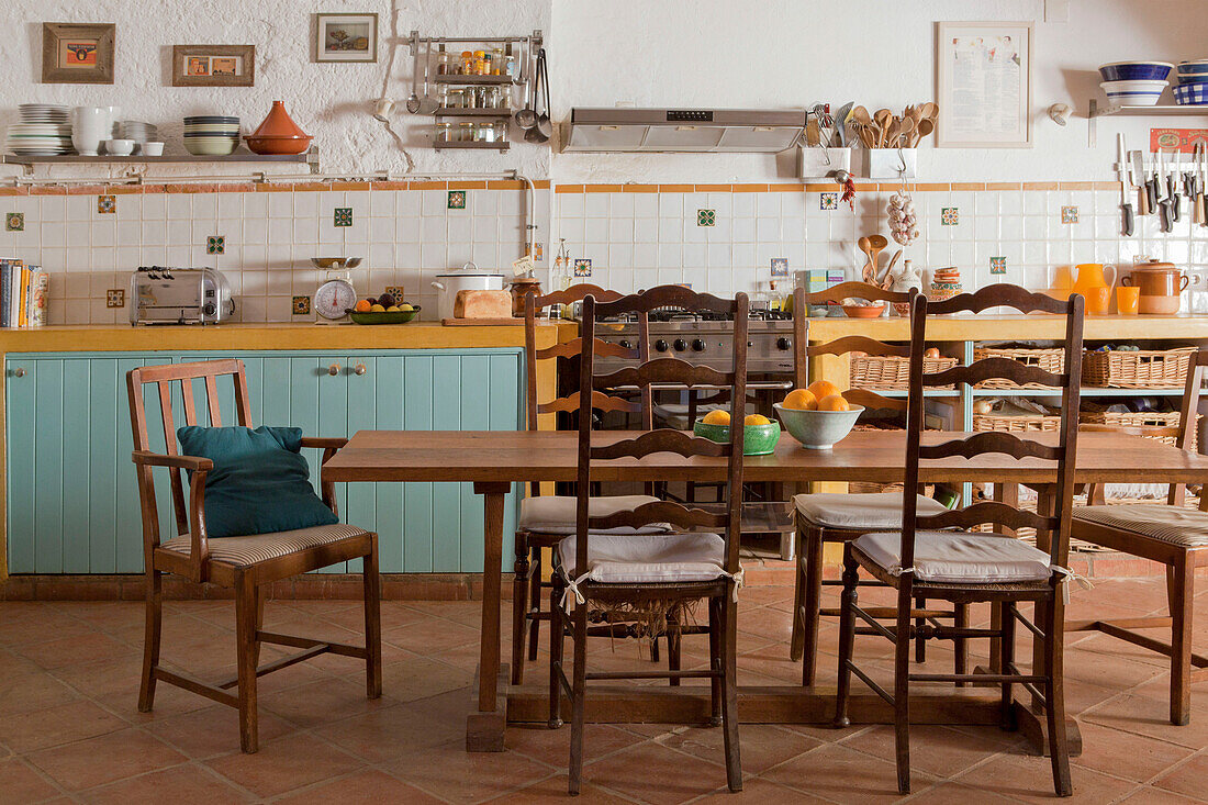 Holztisch und -stühle in einer weiß gefliesten Küche, Castro Marim, Portugal