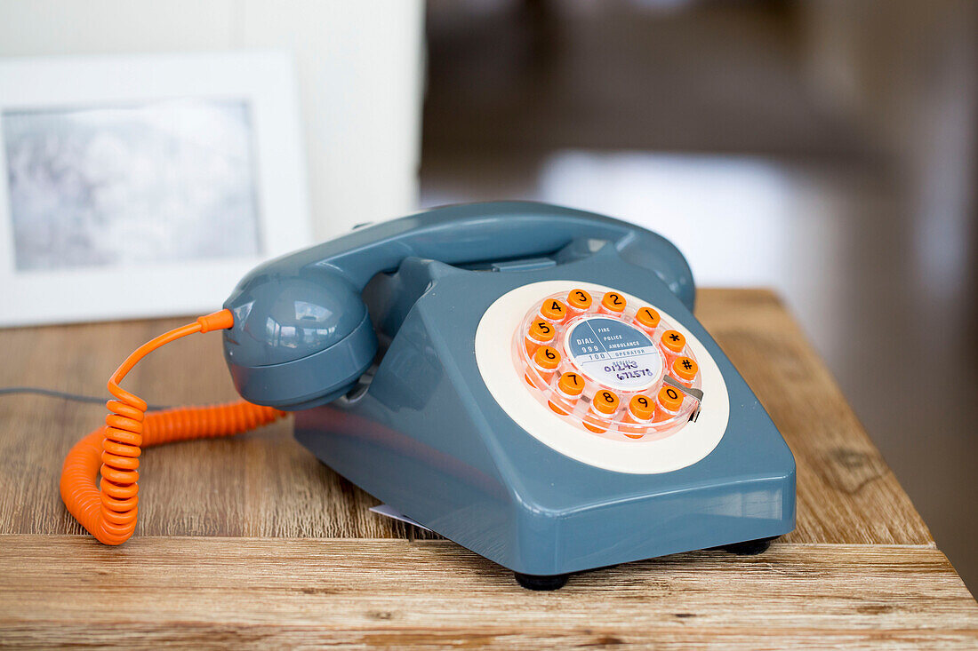 Telefon mit Wählscheibe im Retrostil in einem Haus in West Wittering, West Sussex, England