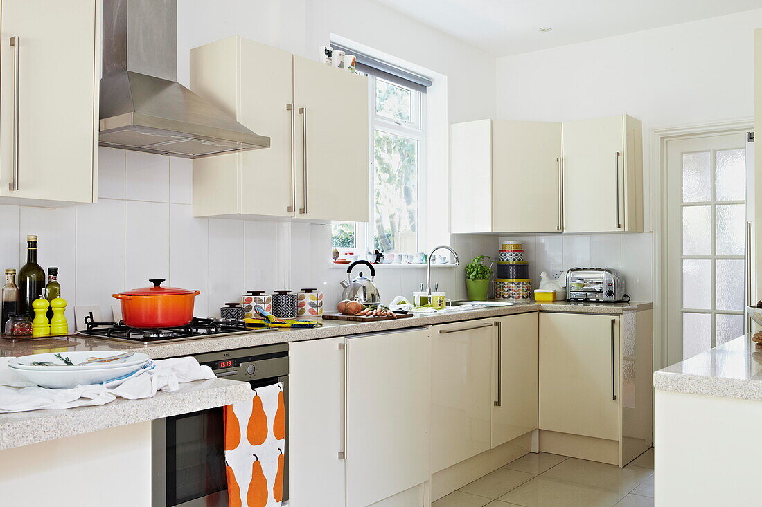 Cremefarbene Einbauküche in einem Einfamilienhaus in London England UK