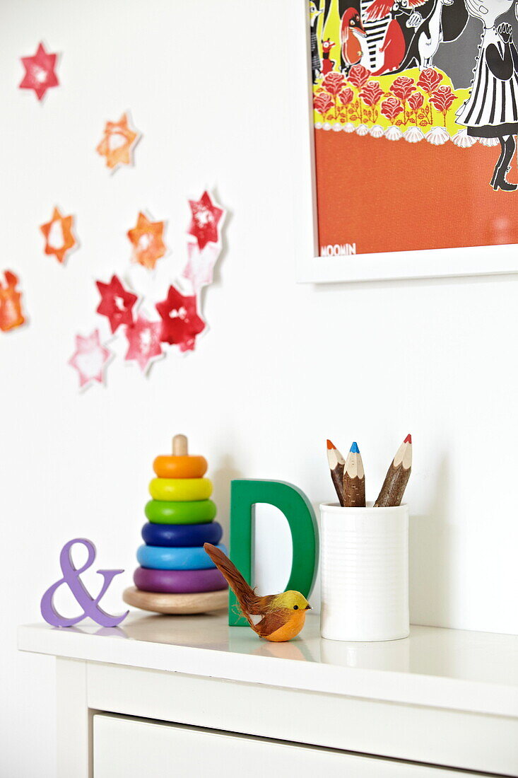 Kinderspielzeug mit dem Buchstaben 'D' und einem kaufmännischen Und mit Sterndekoration in einem Londoner Einfamilienhaus England UK