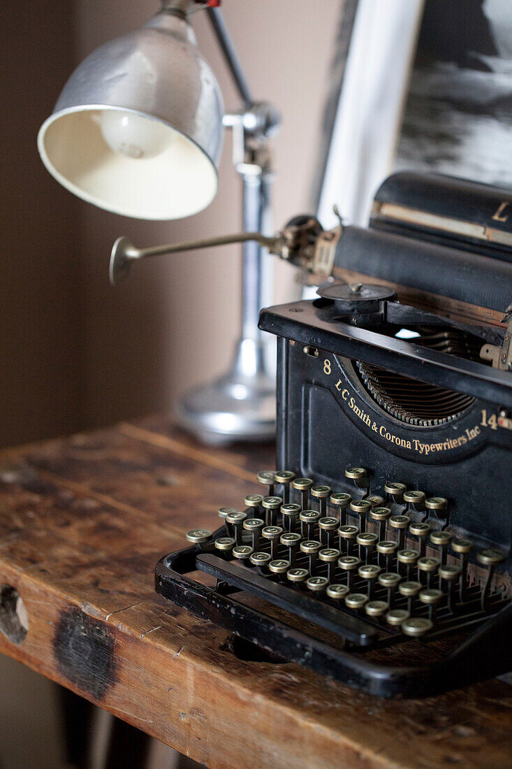 Industrielle Schreibmaschine auf einer alten Werkzeugmacherbank in einem Stadthaus aus der Zeit der Edwardian West Sussex England UK