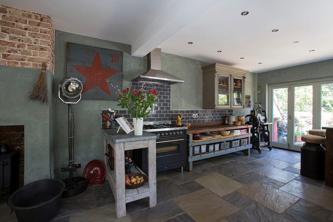 Offene Küche/Esszimmer mit Arbeitsflächen aus Zink in einem edwardianischen Stadthaus in West Sussex (England)