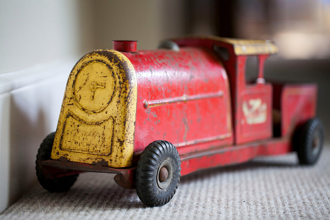 Spielzeug-Lastwagen im edwardianischen Stadthaus in West Sussex, England, Vereinigtes Königreich