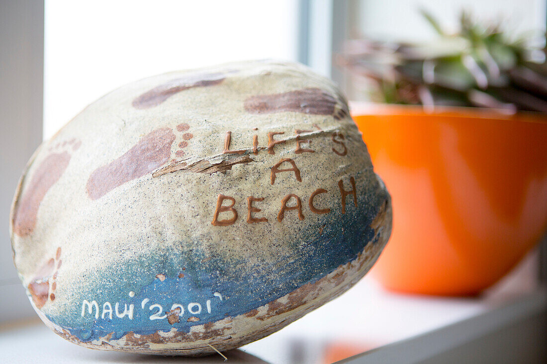 Souvenir-Kokosnuss in einem Strandhaus aus den 1950er Jahren in West Sussex, Großbritannien
