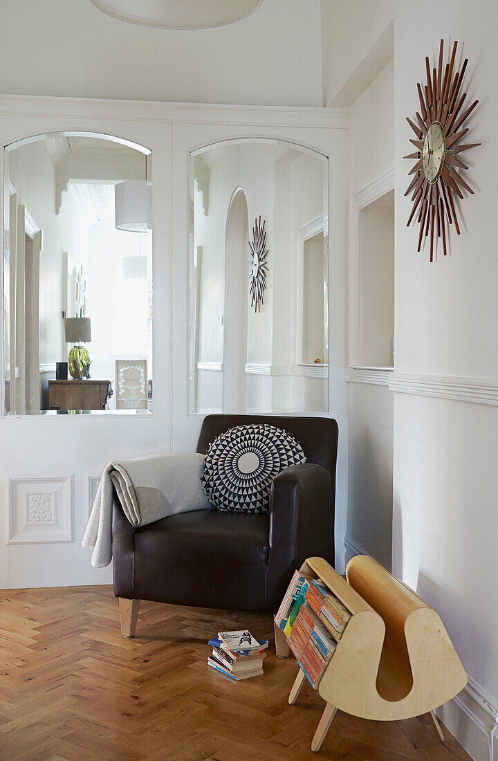 Brauner Ledersessel und Zeitschriftenständer in einer Wohnzimmerecke in einem Londoner Einfamilienhaus England UK