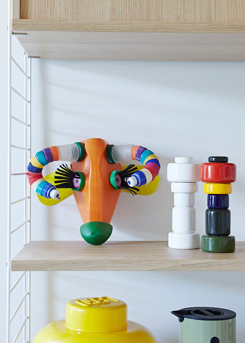 Bauklötze und Spielzeugkuh auf hellen Holzregalen in einem Londoner Einfamilienhaus England UK