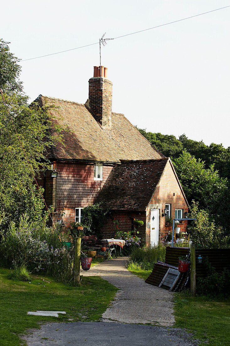 Fußweg zum freistehenden Bauernhaus in Brabourne, Kent, UK