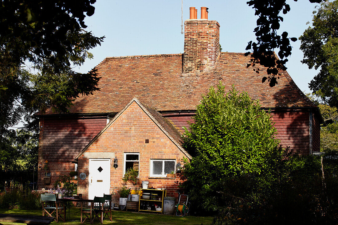 Ziegeldach und Backsteinfassade des Bauernhauses von Brabourne, Kent, Großbritannien